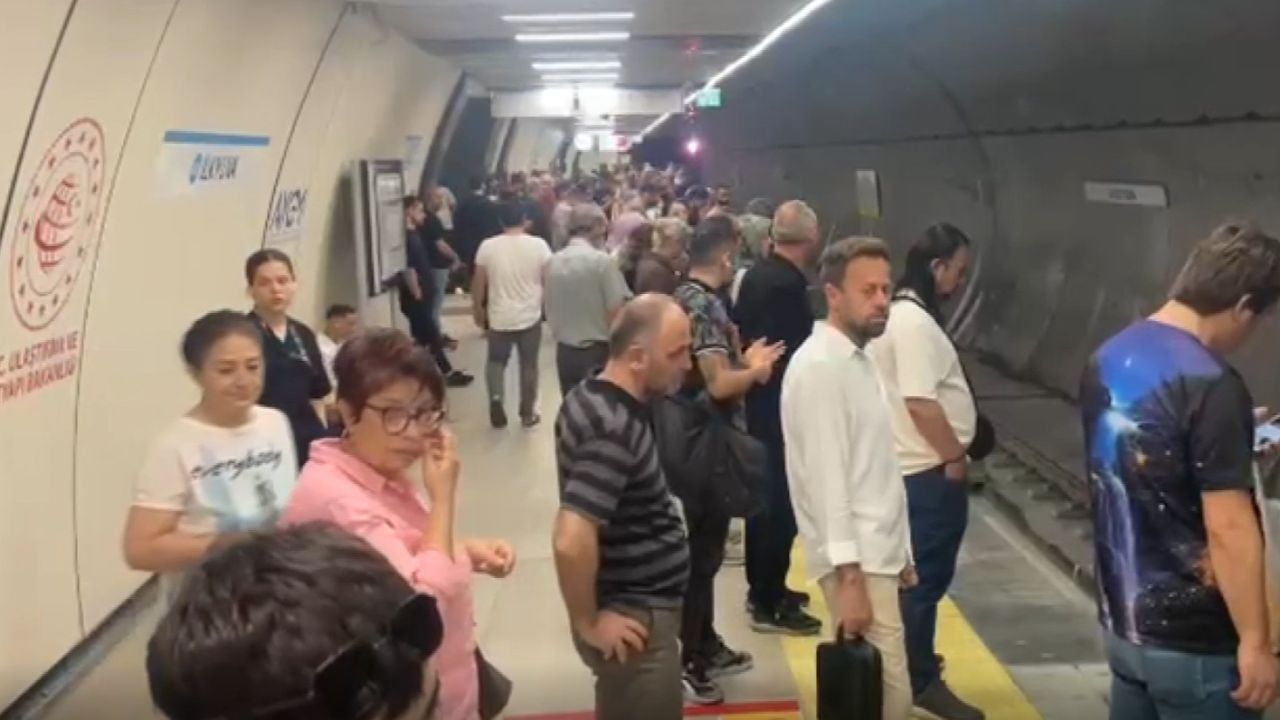 İşe gidecek İstanbullulara kötü sürpriz! Metro bozuldu, duraklar doldu taştı