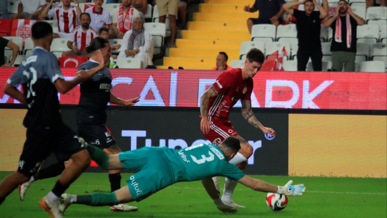 Galibiyet 90+3'te geldi! Fatih Karagümrük, Antalyaspor deplasmanından 3 puanla döndü
