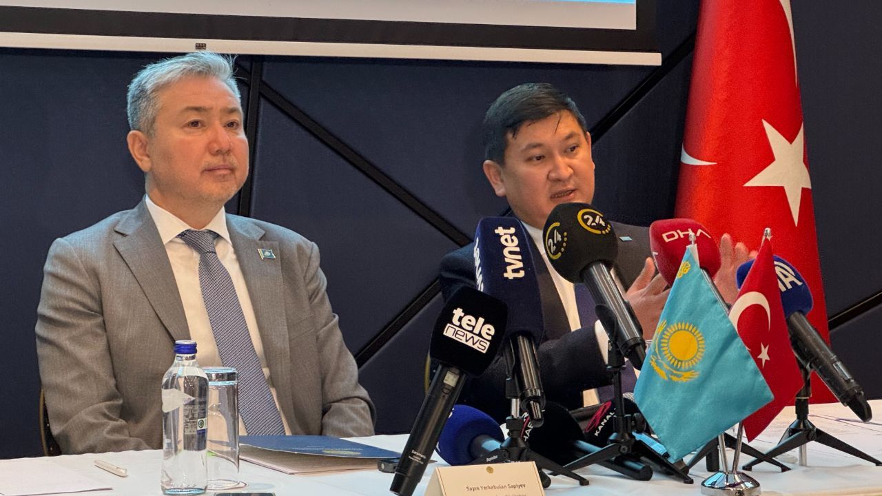 Kazakistan Büyükelçisi Sapiyev ve Başkonsolos Amankul İstanbul'da basınla buluştu