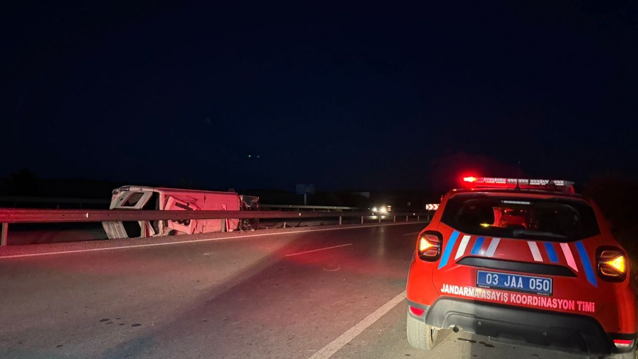 Önce otomobile çarptı ardından refüje devrildi! Feci kazada 3'ü ağır çok sayıda yaralı var