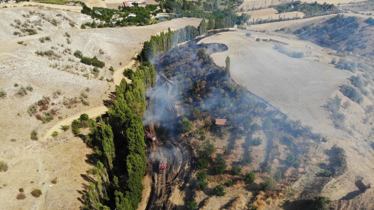 Tarlası bir anda alev aldı! Yangını söndürmeye çalışırken yaralandı