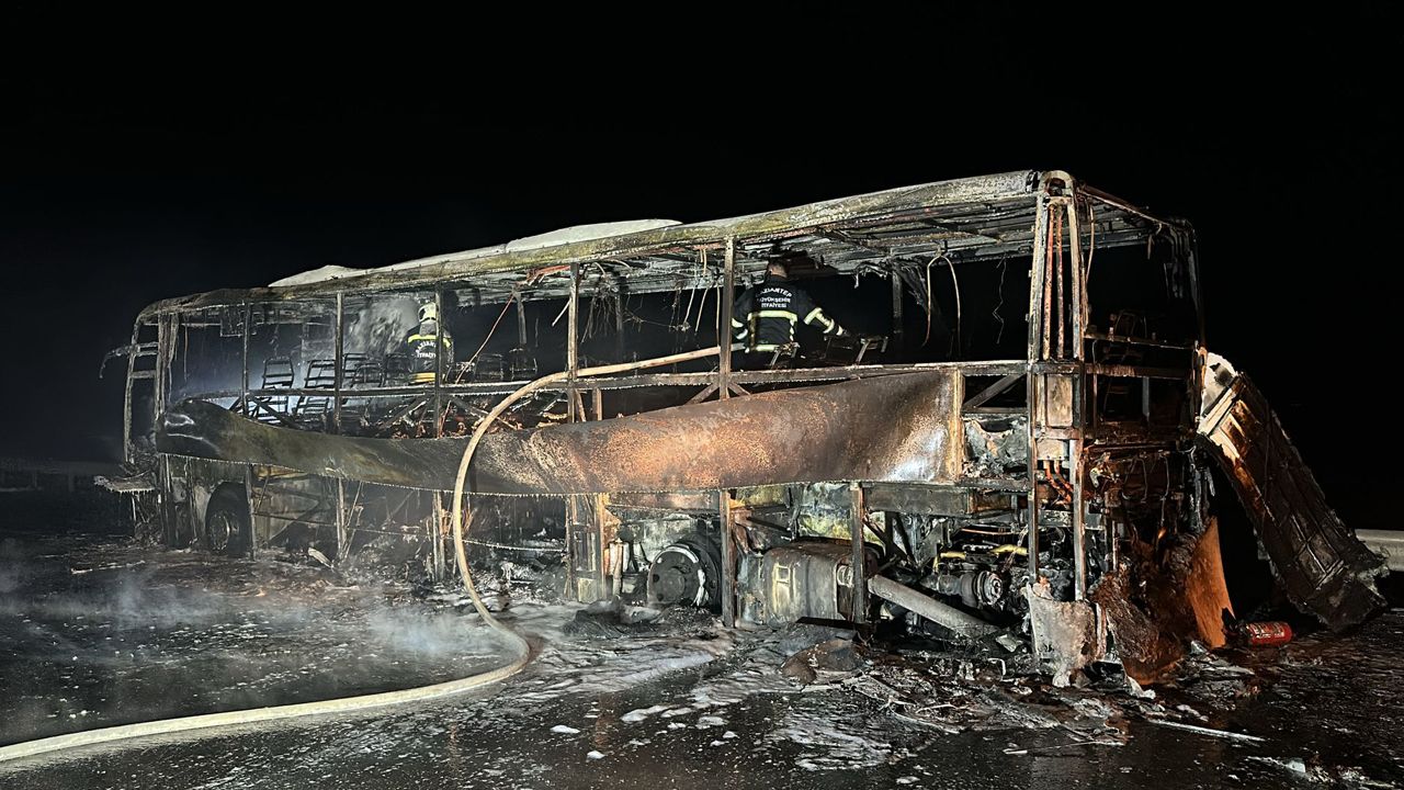 Tarsus-Adana-Gaziantep otoyolunda otobüs yandı, yolcular son anda tahliye edildi