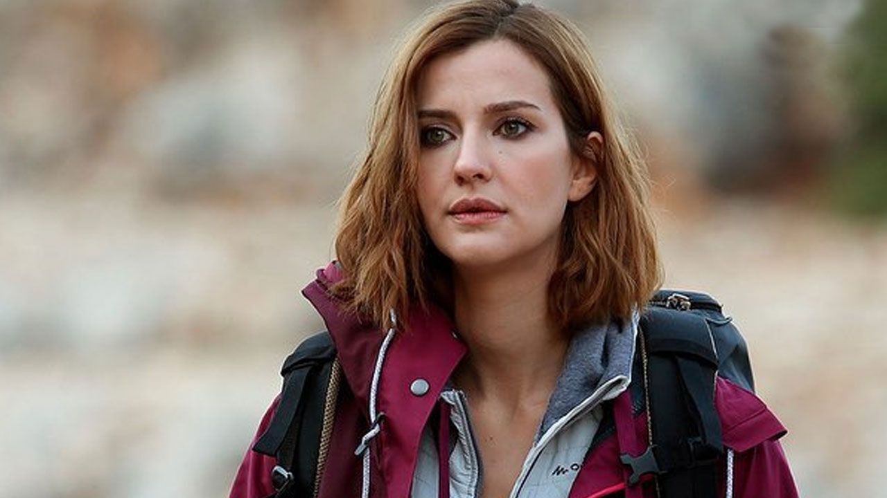 Tatil kazası yürekleri ağza getirmişti! Hamile oyuncu İrem Helvacıoğlu boyunlukla düğüne katıldı