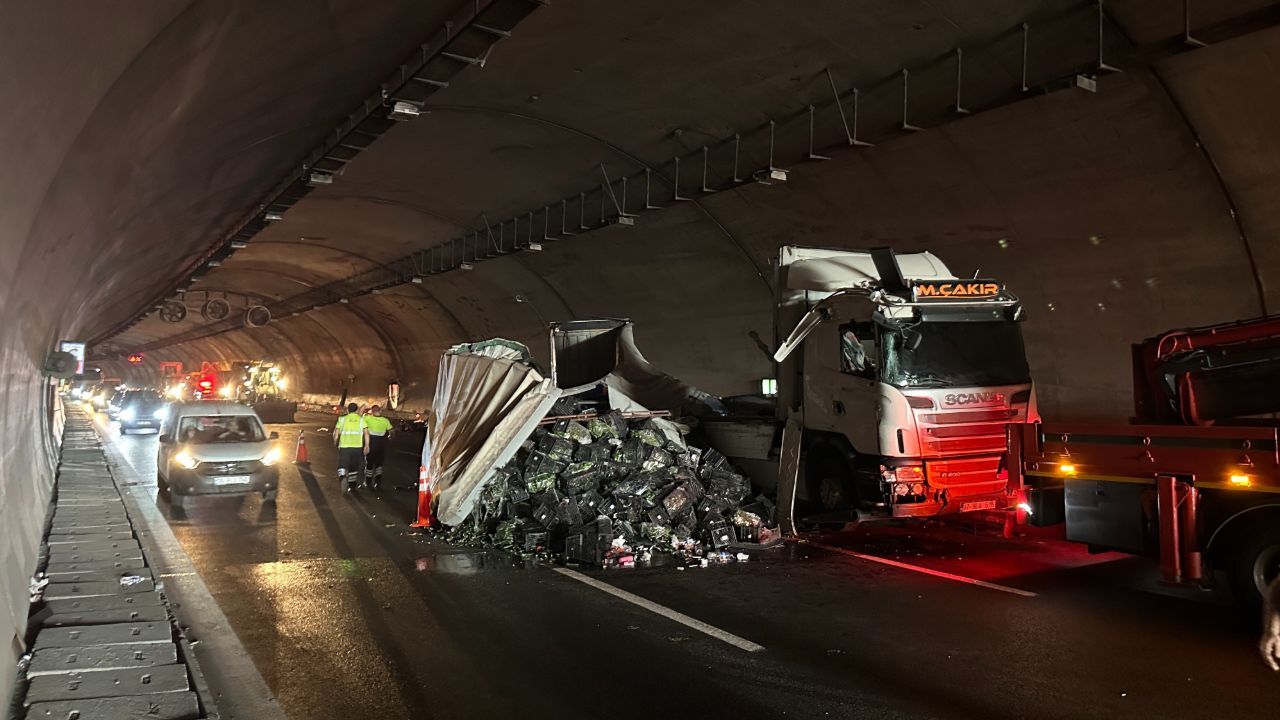 İstanbul'a gelen sebzeler yola saçıldı! Kuzey Marmara Otoyolu'nda tır devrildi, uzun trafik oluştu
