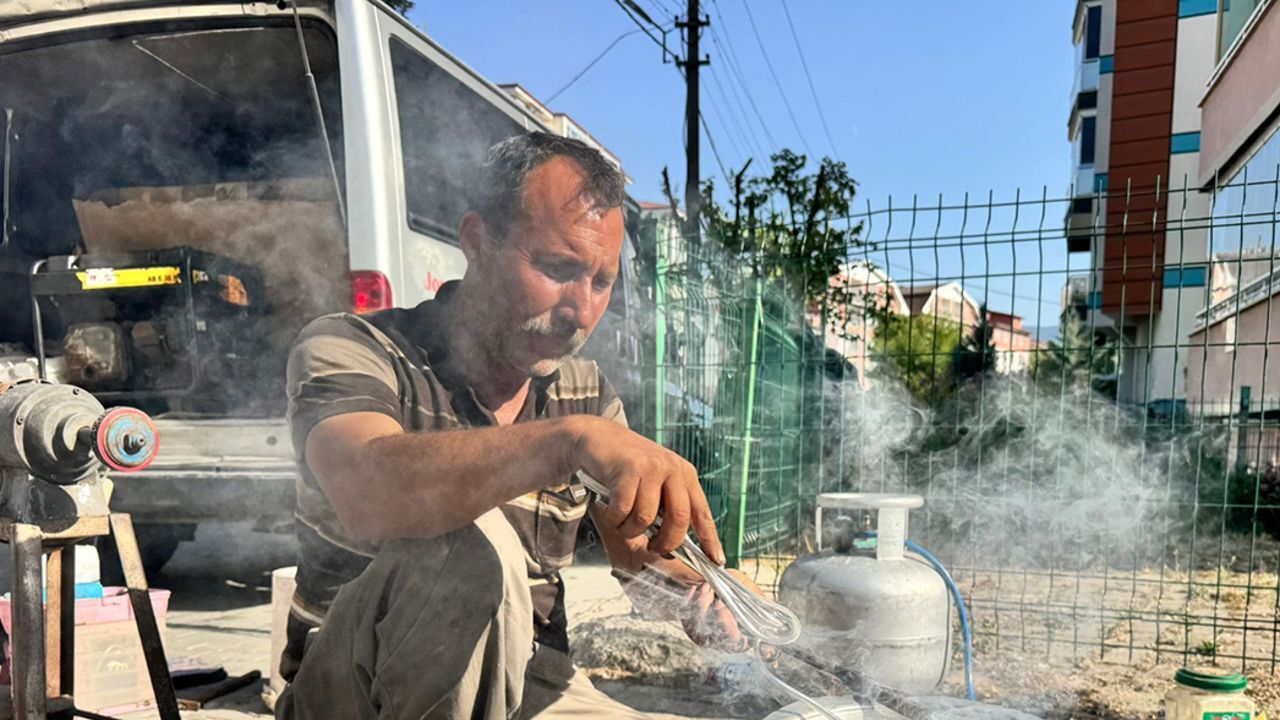 Bu işi yaparak 6 ayda 70 ili gezdiler! Unutulan mesleği seyyar minibüsle yaşatıyor