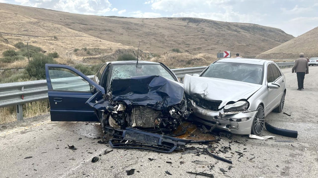 Kars'ta zincirleme kaza! 3 araç birbirine girdi: Yaralılar var