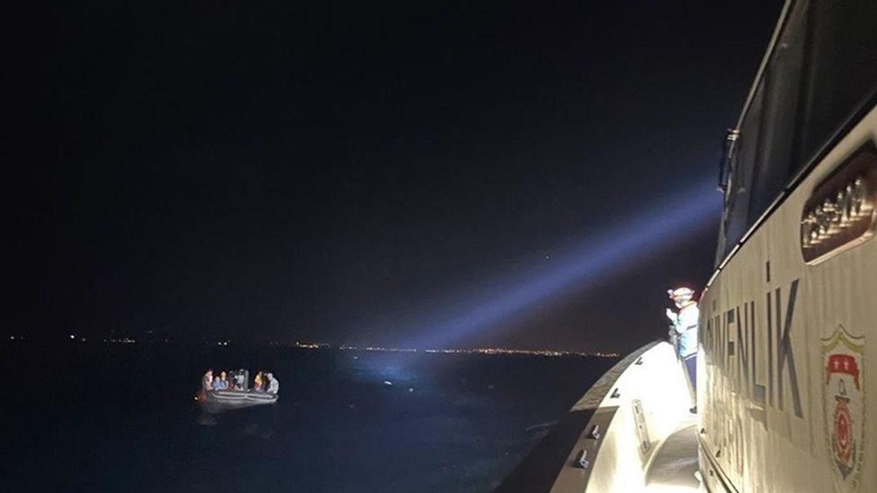 İzmir açıklarında 20 düzensiz göçmen yakalandı