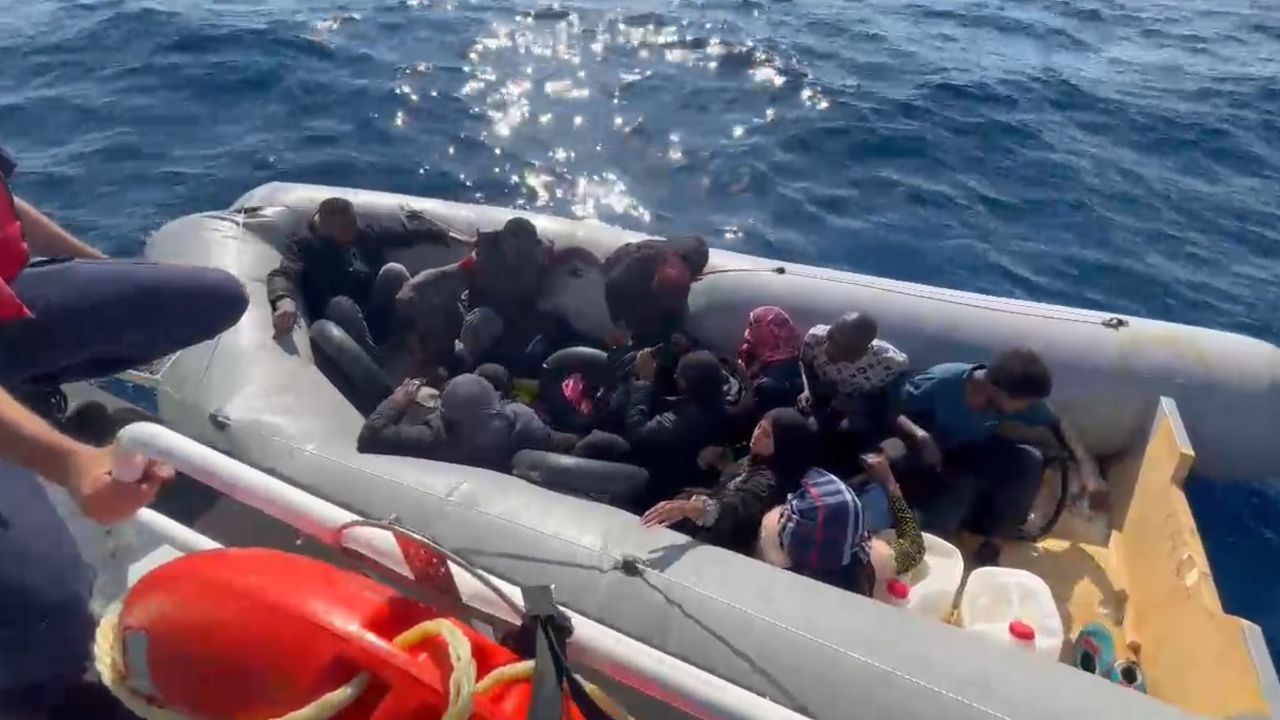 İzmir'de 82 düzensiz göçmen yakalandı, 10 düzensiz göçmen kurtarıldı
