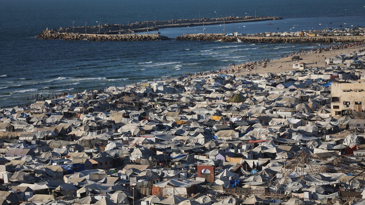 On binlerce Filistinli Gazze sahiline sıkıştı! İsrail'in katliamından kaçıyorlar