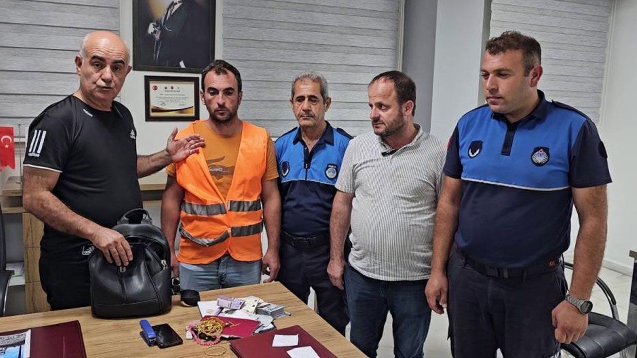 Altın ve para dolu çantayı parkta unuttu! Temizlik görevlisi sahibini bulup teslim etti