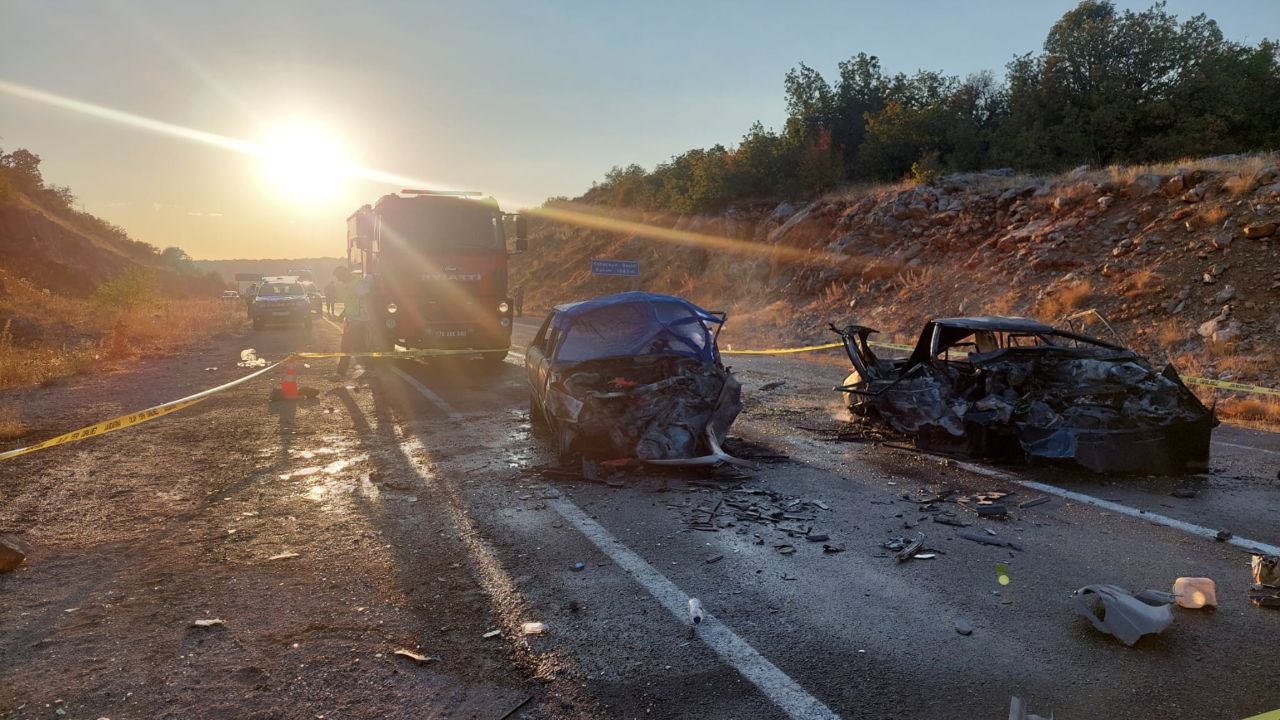Otomobiller kafa kafaya çarpıştı! Alev alan araçta sıkışan 3 kişi feci şekilde can verdi