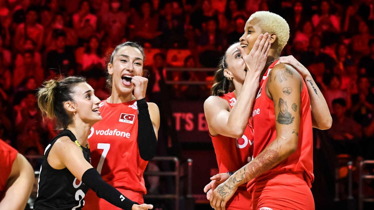 Türkiye-ABD voleybol maçı hangi kanalda, şifresiz mi, saat kaçta canlı yayınlanacak? Filenin Sultanları maçına geri sayım!