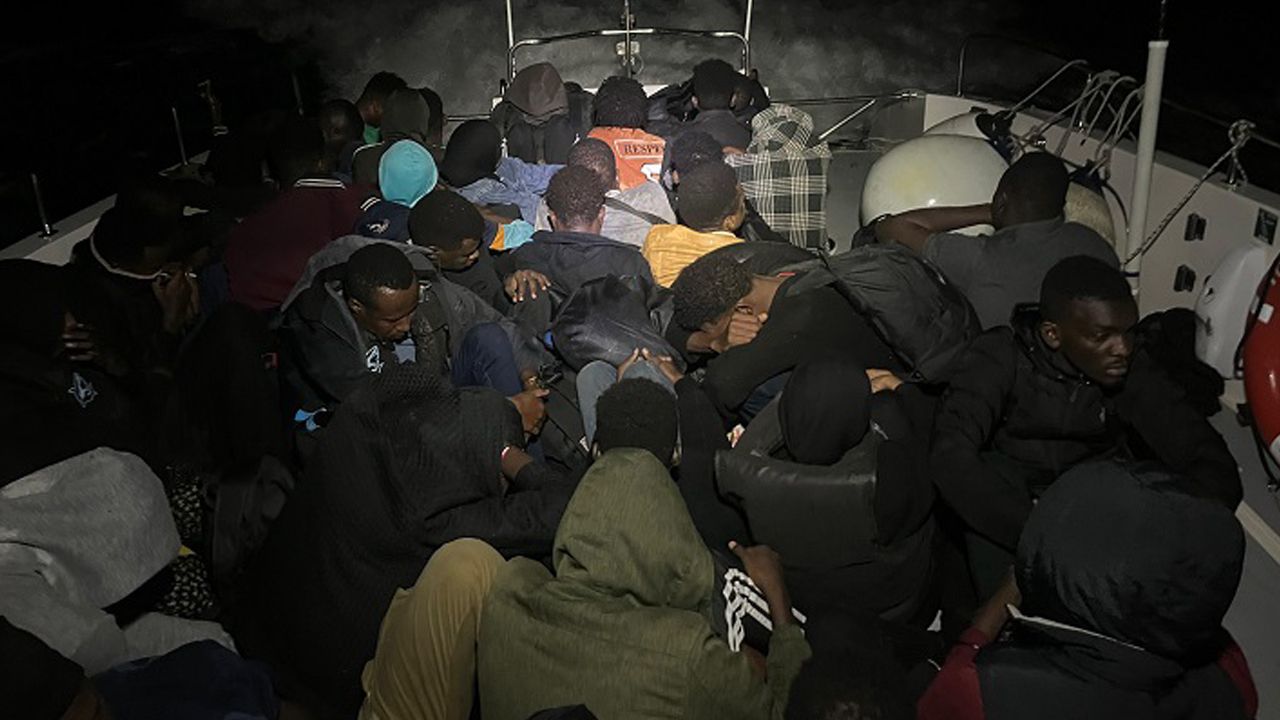 İzmir açıklarında 107 düzensiz göçmen yakalandı