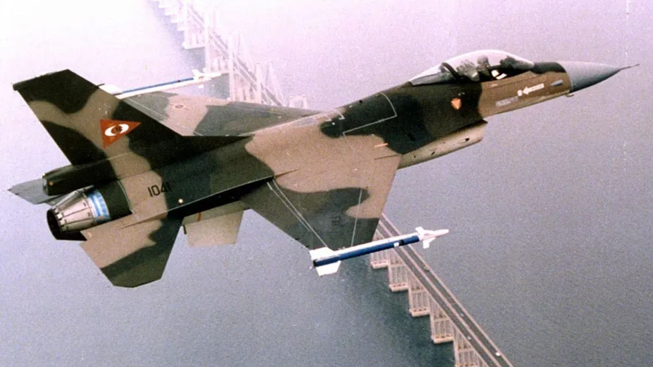 Karayipler’de savaş provası! Venezuela F-16’ları ABD gemisini kıskaca aldı