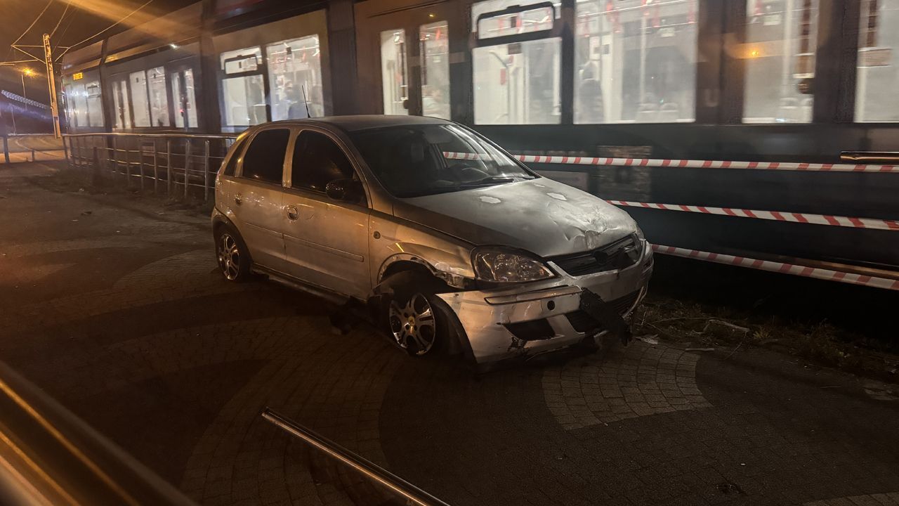 Kontrolden çıkan otomobil tramvay yoluna daldı! Sürücü alkollü çıktı