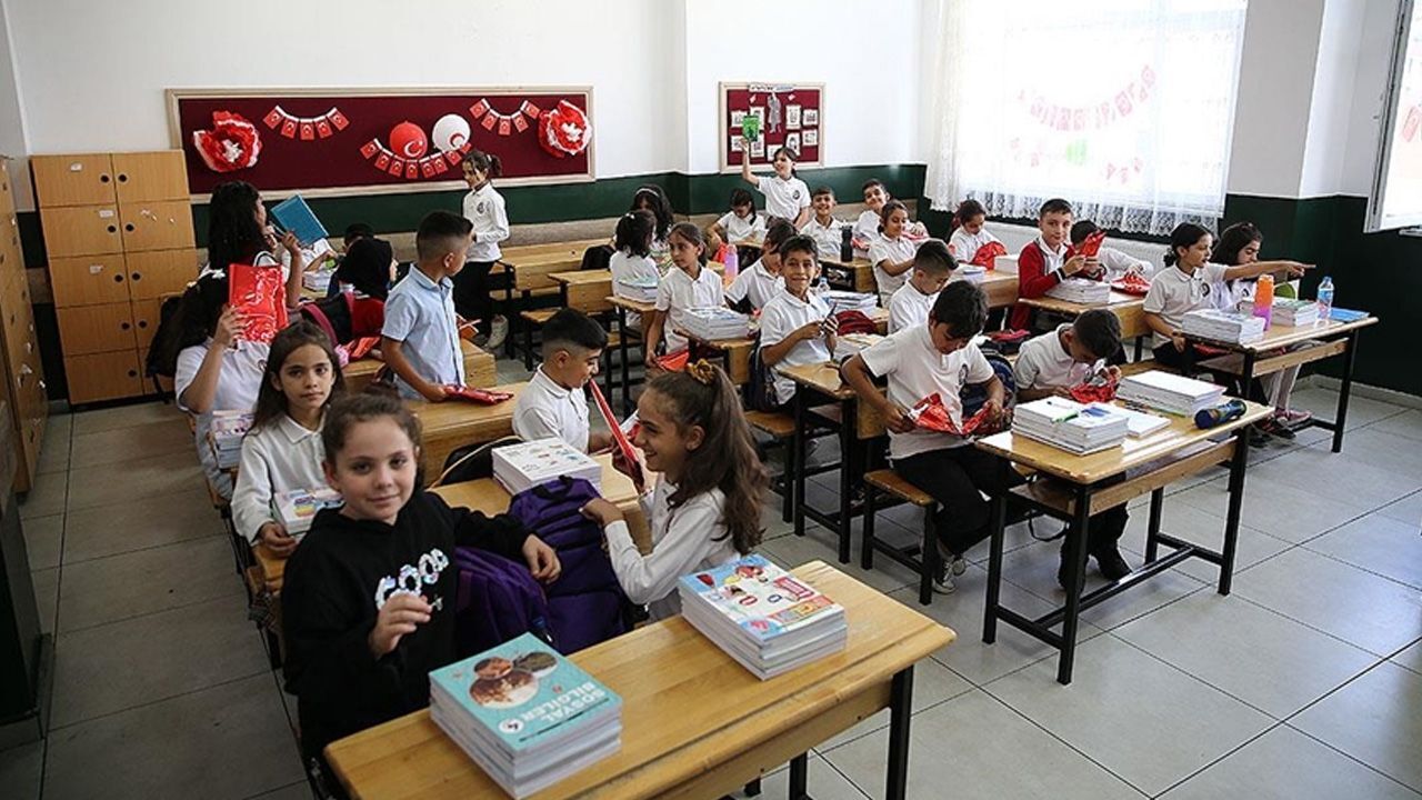 18 milyon öğrenci ders başına! Yeni eğitim yılı fidanla açılıyor