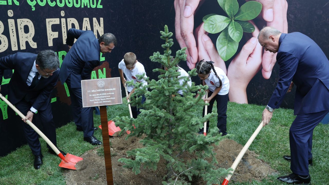 Cumhurbaşkanı Erdoğan yeni eğitim yılını öğrencilerle açtı! Miniklerin isteğini geri çevirmedi görseli