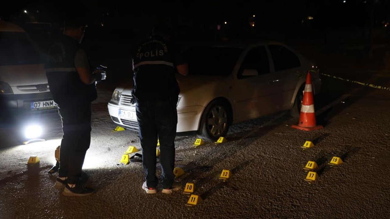 Düğün salonu önündeki küfür kavgasında kan aktı!