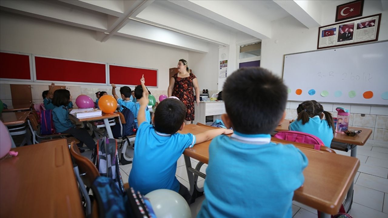 İstanbul'da ilk ders saat kaçta? Öğrenciler yollara düştü, okullar başlıyor görseli