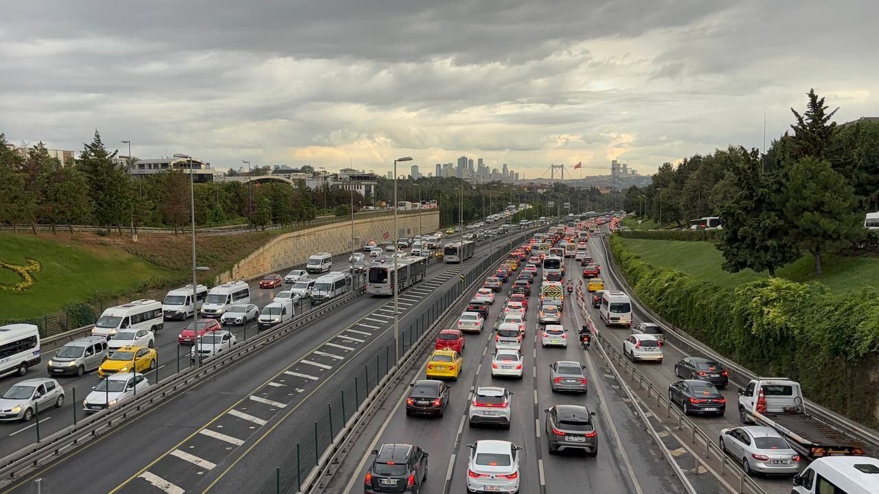 Okullar açıldı, sağanak başladı! İstanbul trafiği kilit