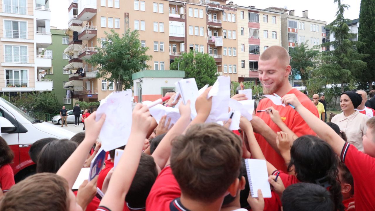 Samsunsporlu futbolculardan öğrencilere sürpriz! " Bu şehrin çocukları Samsunsporludur"