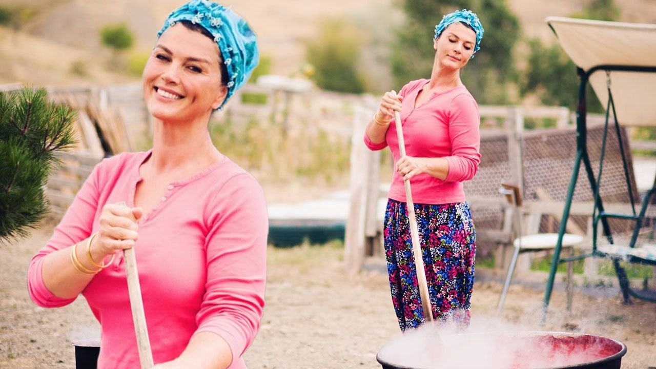 Açelya Akkoyun’dan kış hazırlığı… Kazanın başına geçip salça yaptı