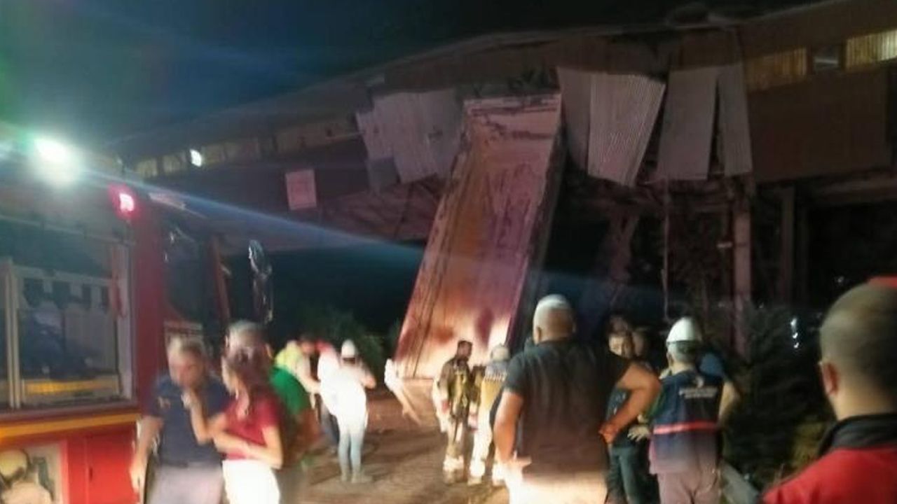 Damperi açılan kamyon kömür bandına, arkadan gelen araç da kamyona çarptı: Yaralılar var