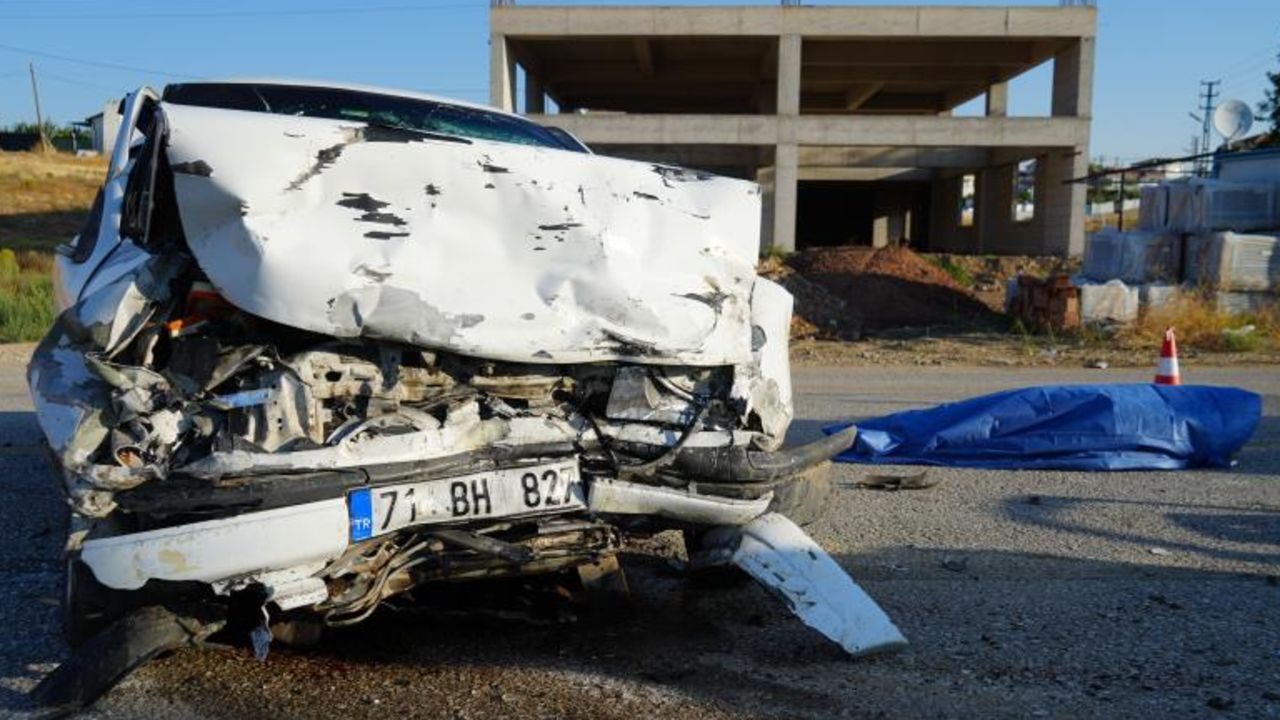 Otomobiller kafa kafaya çarpıştı! Feci kazada 2 sürücü de can verdi