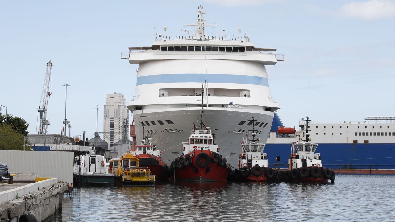 11 katlı gemi limana demir attı: Yaklaşık 1000 Rus turist kente akın etti!