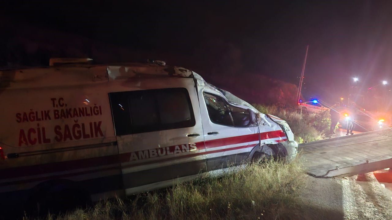 Kontrolden çıkan ambulans takla attı: 3 sağlık personeli yaralandı