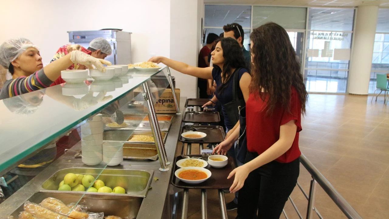 KYK yurtlarında yemek ücretsiz mi? 2025-2026 KYK yemekhane ücret durumu merak ediliyor!