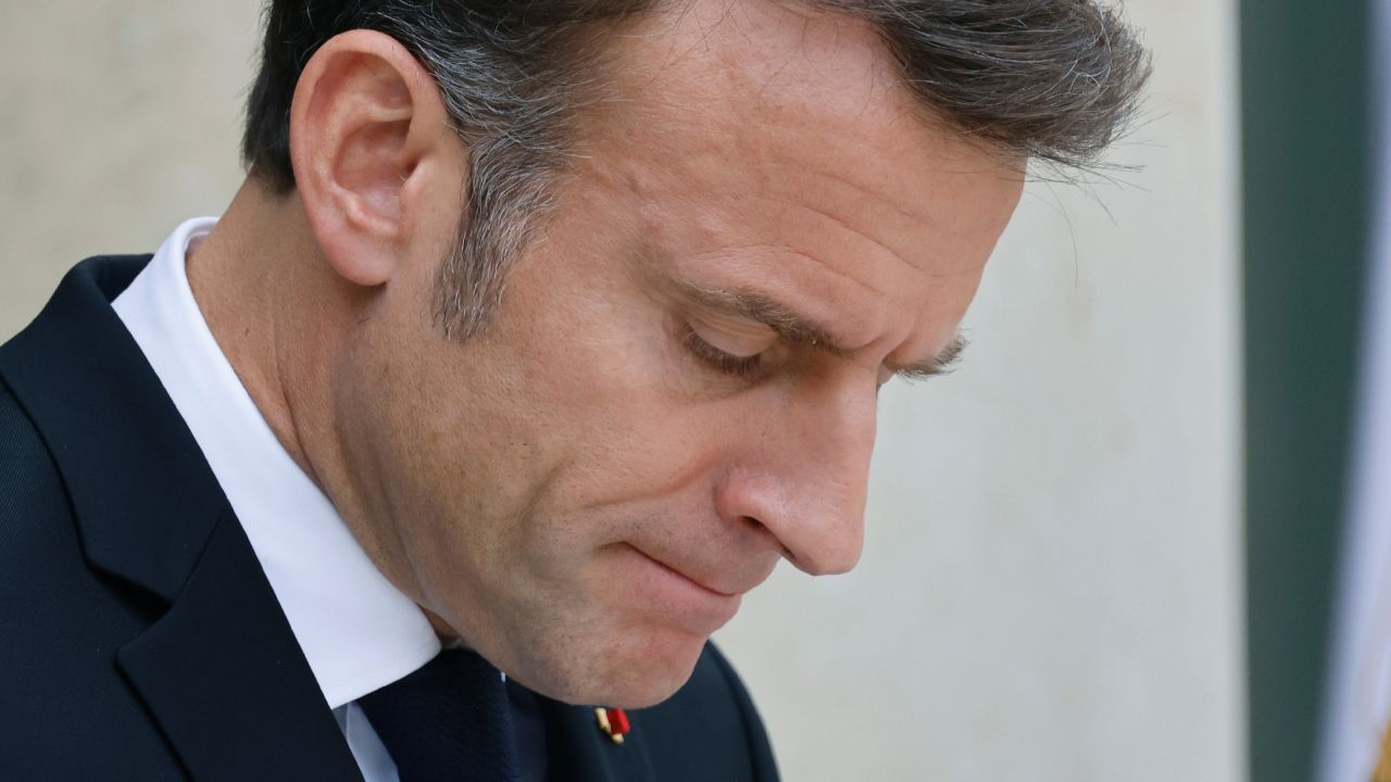Macron’un koltuğu sallanıyor: 104 imza ile azil süreci başladı