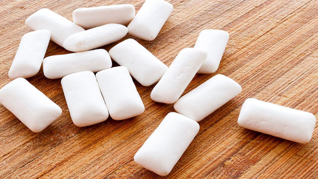 Uzmandan kritik uyarı: Sakızlarda gizlenen mikroplastikler kansere davetiye çıkarıyor!