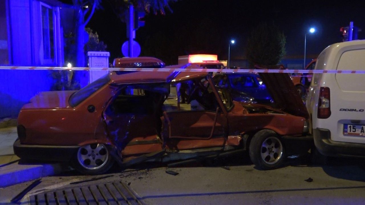 Kavşakta 3 araç birbirine girdi: Ölü ve yaralılar var