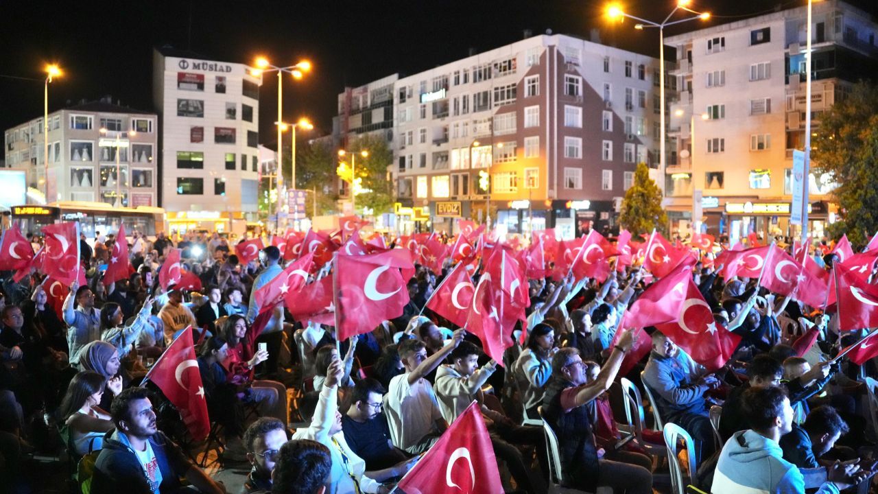 Meydanlarda milli heyecan! Yüz binler Türkiye-Almanya finalini izledi