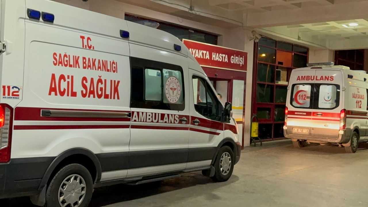 Bisikletini istedikleri çocuğu kovaladılar! Araba çarpsa da bir olup dövdüler