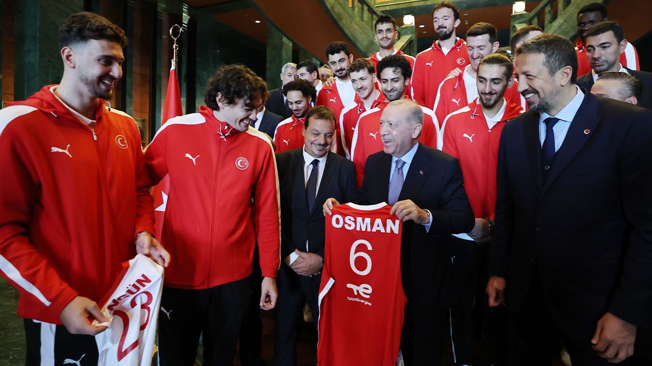 Cumhurbaşkanı Erdoğan, Avrupa ikincisi A Milli Basketbol Takımımızı ağırladı