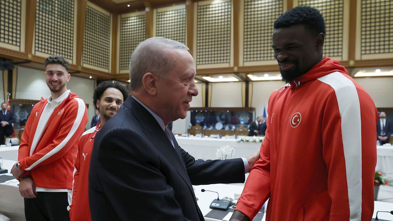 Cumhurbaşkanı Erdoğan ile Adem Bona arasında gülümseten diyalog: Türkçeyi kaptı