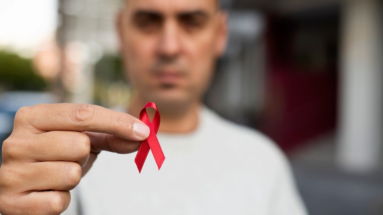 HIV’le yaşayan her üç kişiden biri frengi taşıyıcısı