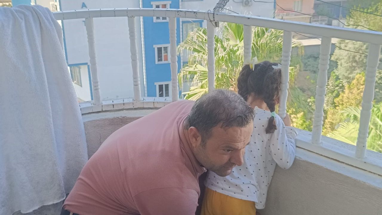 Kafası demir korkuluğa sıkışan Yüsra