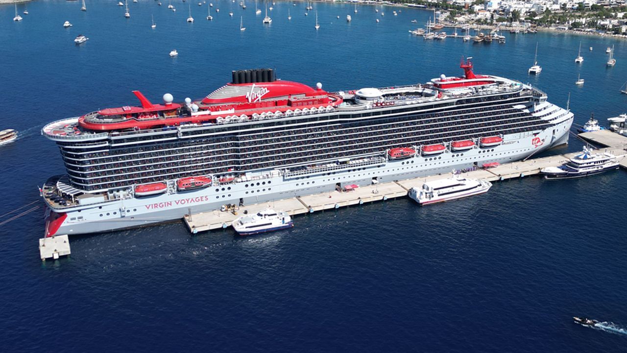 Dev gemi Bodrum Limanı