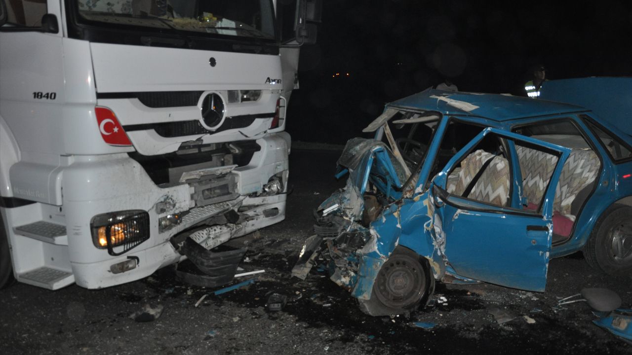 Tırla çarpışan otomobil hurdaya döndü: 3 kişi hayatını kaybetti