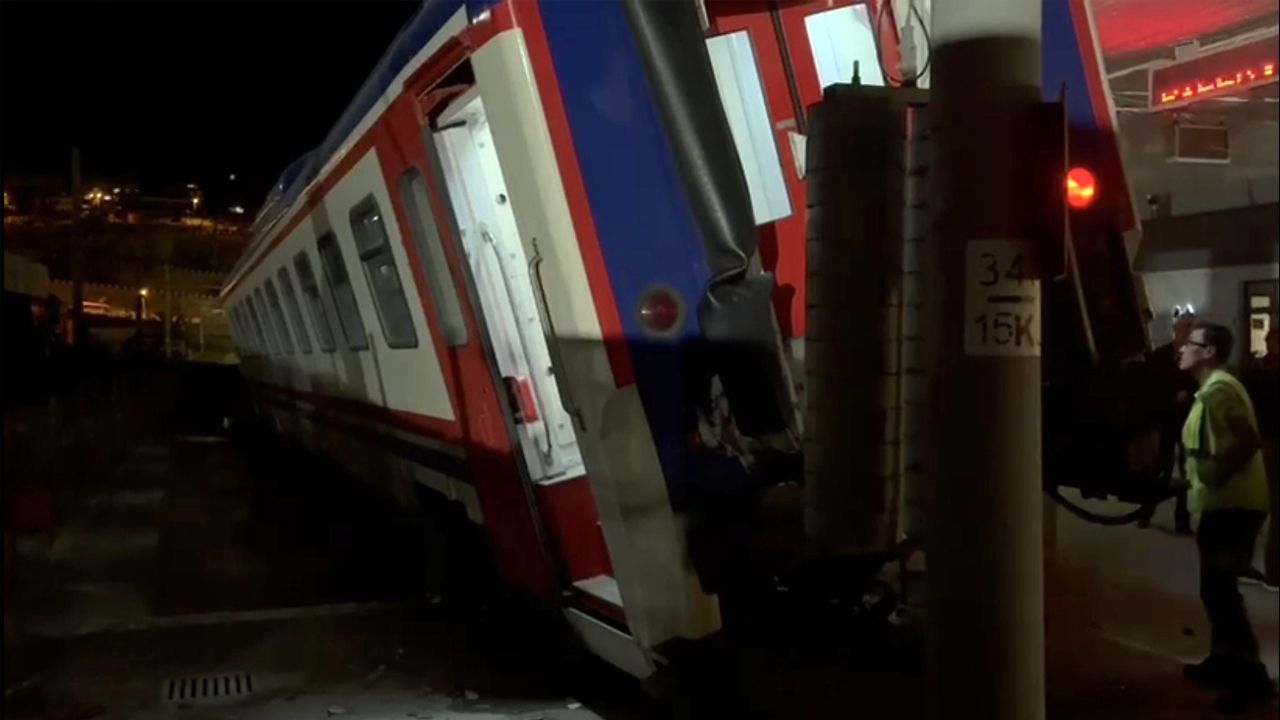 Bandırma’da faciadan dönüldü: Yolcu treni istasyon duvarına çarptı