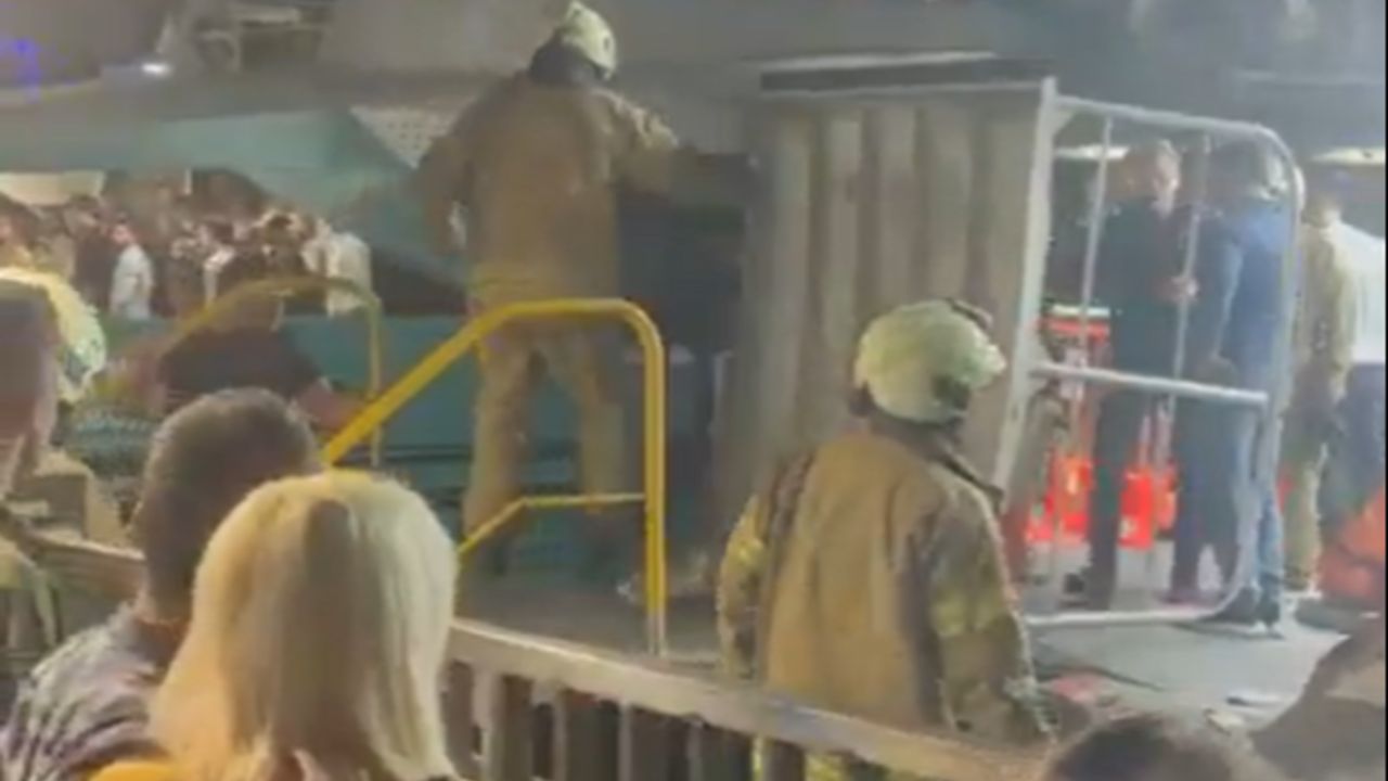 Yolcu teknesi, yük gemisi ile çarpıştı: 12 kişi yaralandı