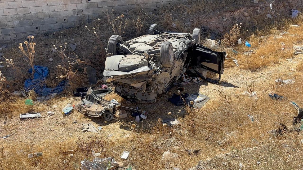 Ters dönen otomobil yol kenarına uçtu! 4