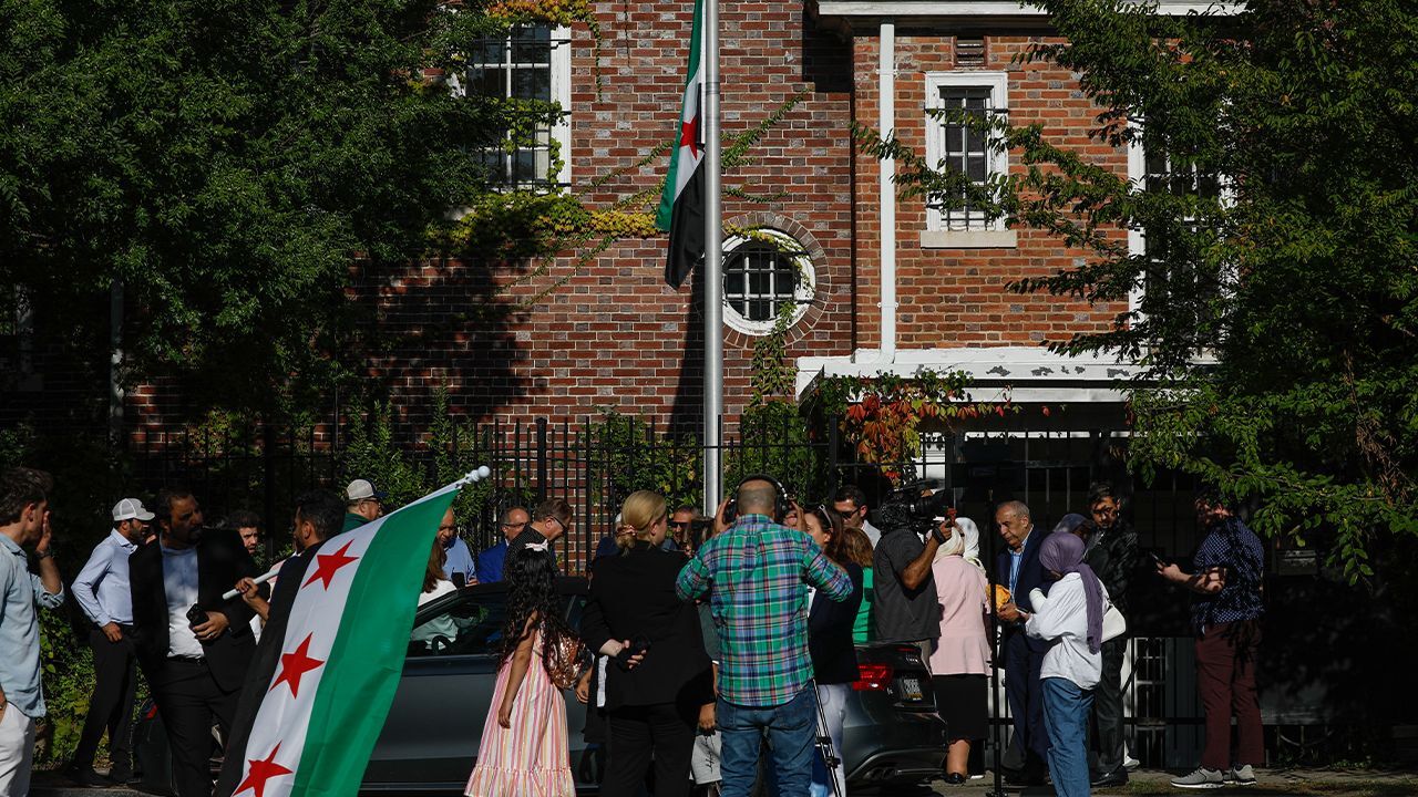 11 yıl sonra ilk! Suriye bayrağı Washington’da dalgalandı
