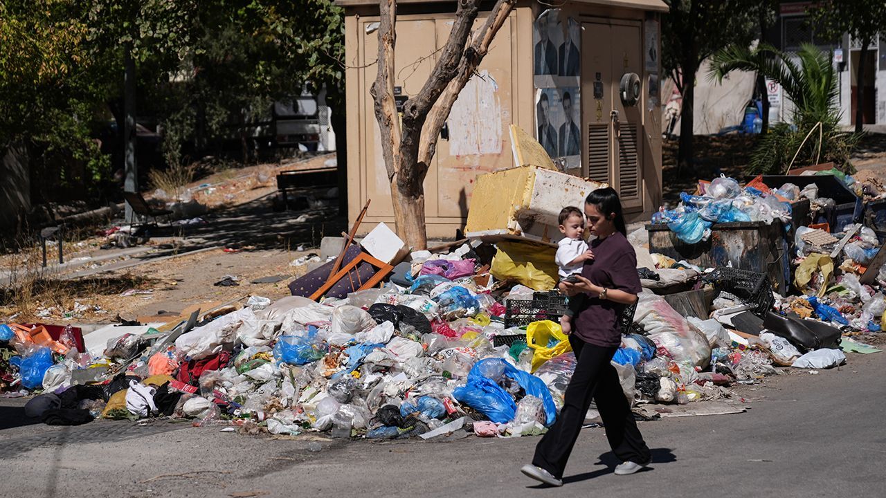 İzmir'de çöp isyanı! Sokaklar kokudan ve sinekten geçilmiyor