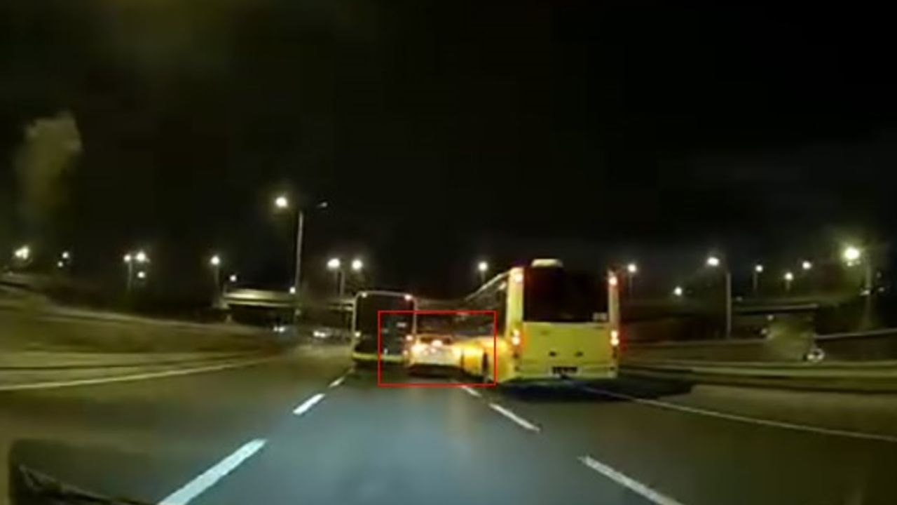 Makas atan otomobil İETT otobüslerine çarptı! O anlar kamerada