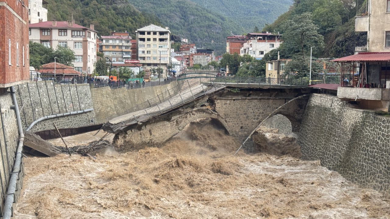 Tarihi köprü yerle bir oldu! Artvin sel felaketine teslim