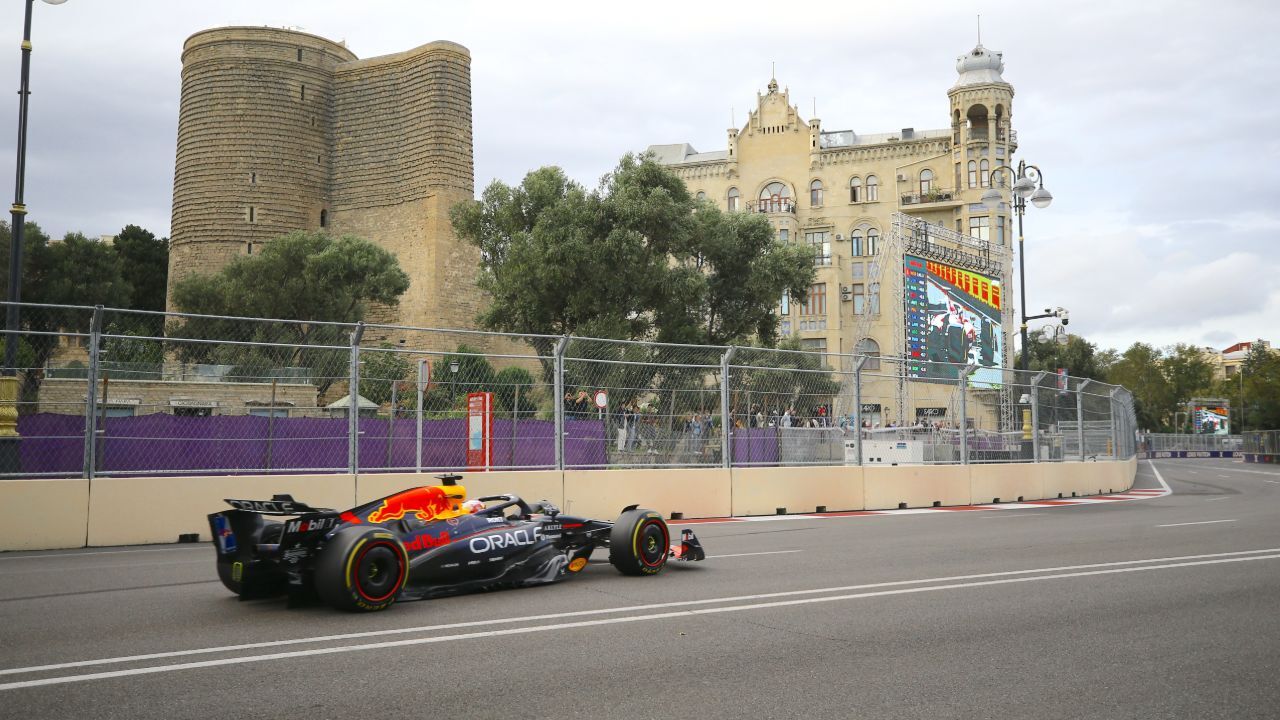 Bakü'de büyük sürpriz! Piastri yarış dışı, Verstappen zirvede